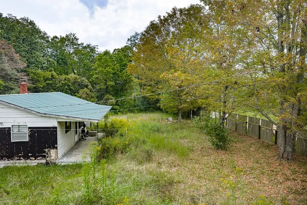 5530 Nashville Highway Deer Lodge TN 37726