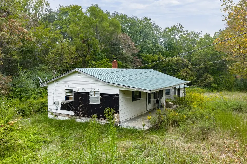 5530 Nashville Highway Deer Lodge TN 37726
