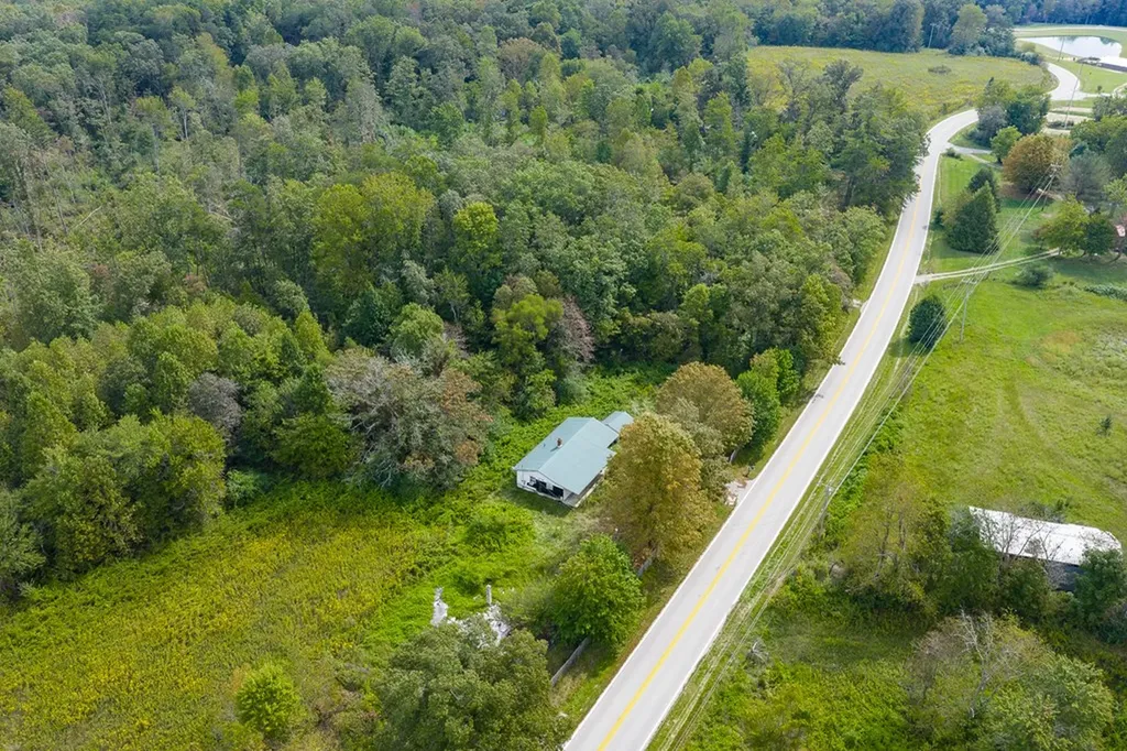 5530 Nashville Highway Deer Lodge TN 37726
