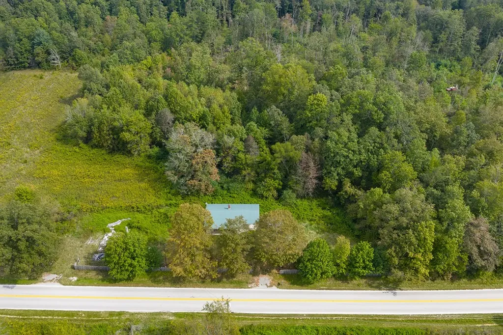 5530 Nashville Highway Deer Lodge TN 37726