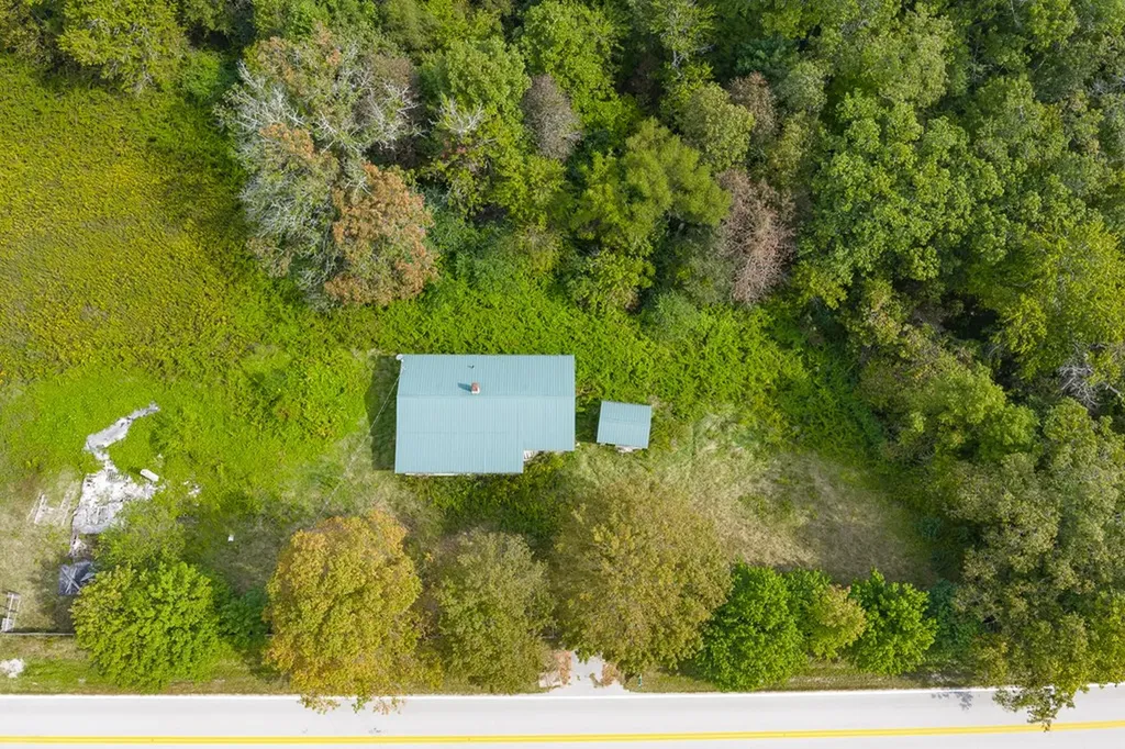 5530 Nashville Highway Deer Lodge TN 37726
