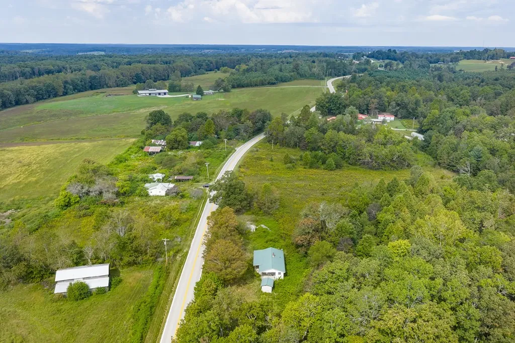 5530 Nashville Highway Deer Lodge TN 37726