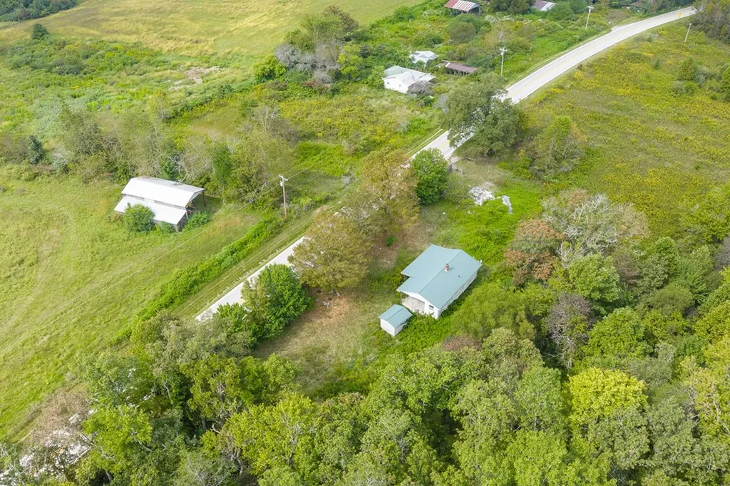 5530 Nashville Highway Deer Lodge TN 37726