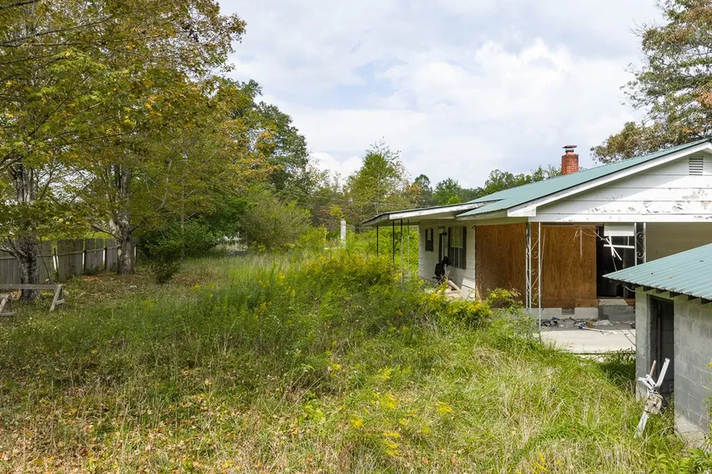 5530 Nashville Highway Deer Lodge TN 37726