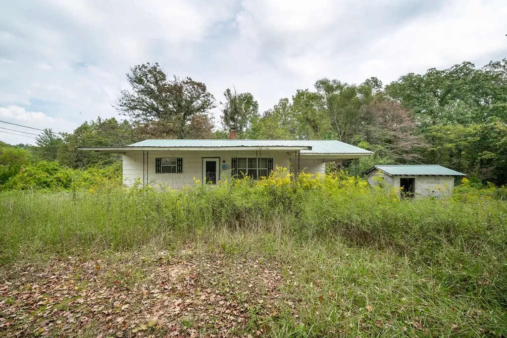 5530 Nashville Highway Deer Lodge TN 37726
