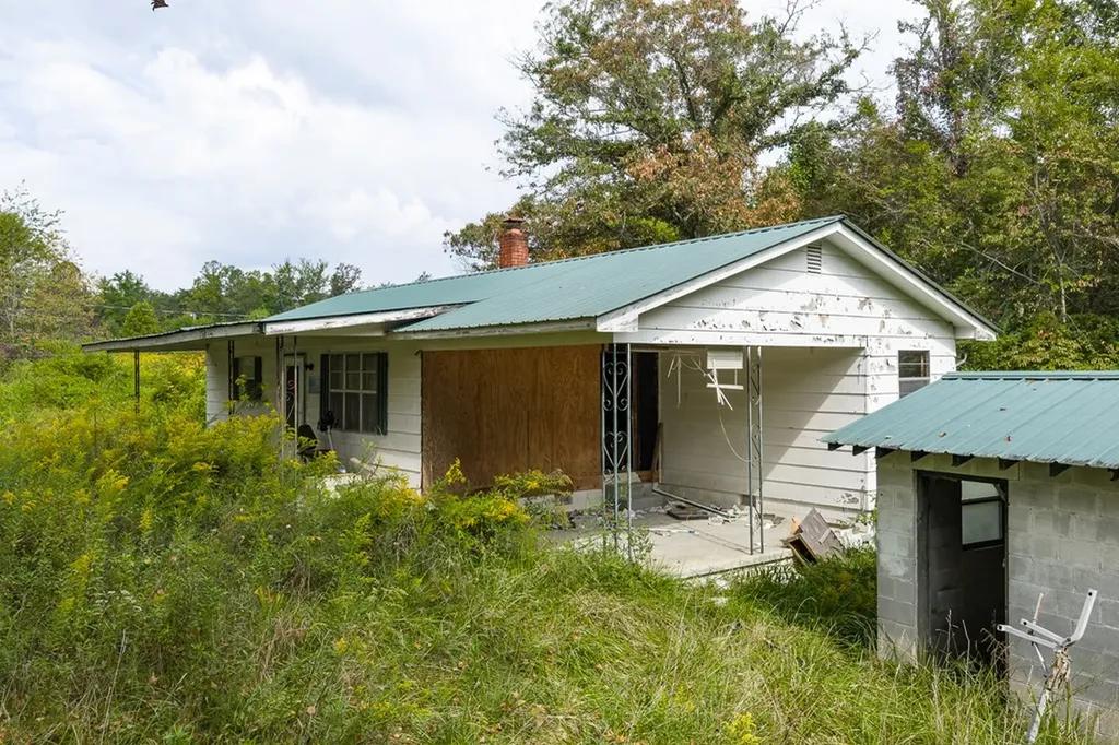 5530 Nashville Highway Deer Lodge TN 37726