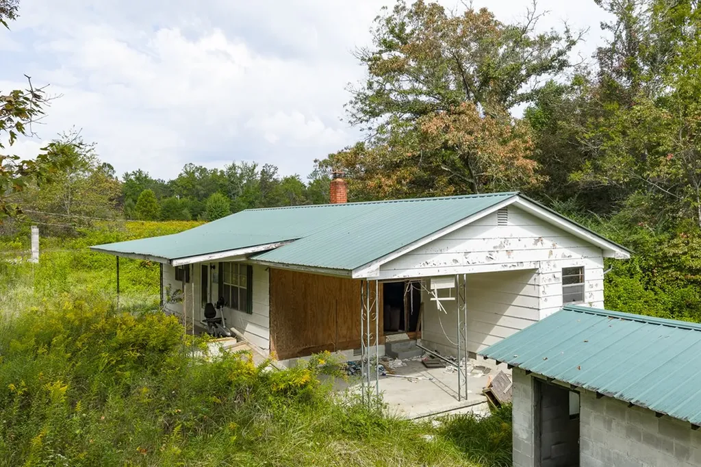 5530 Nashville Highway Deer Lodge TN 37726