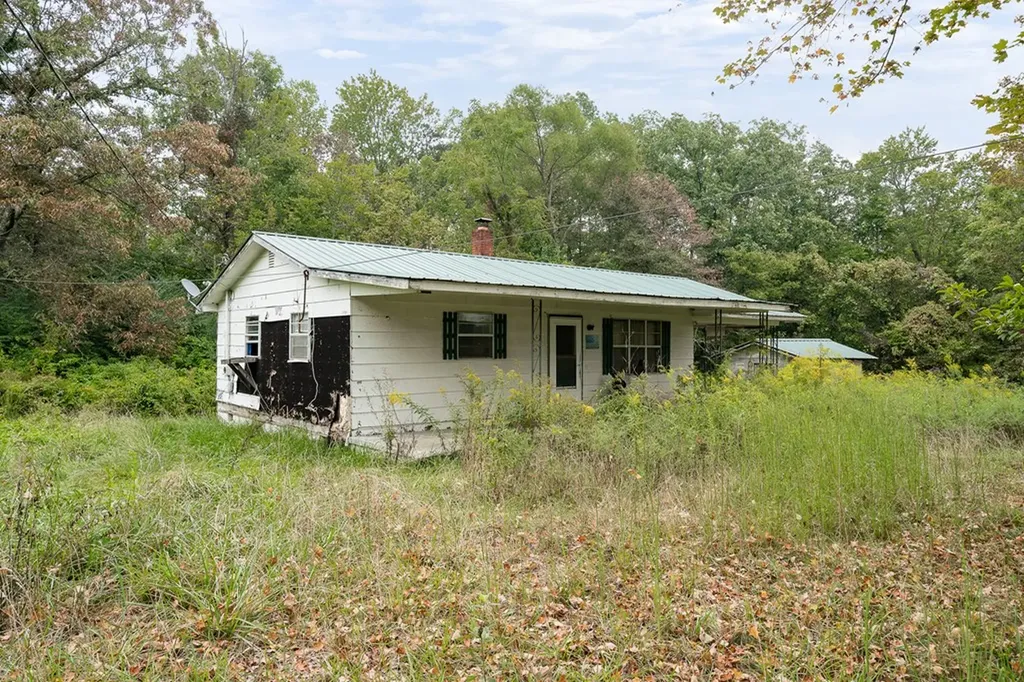 5530 Nashville Highway Deer Lodge TN 37726