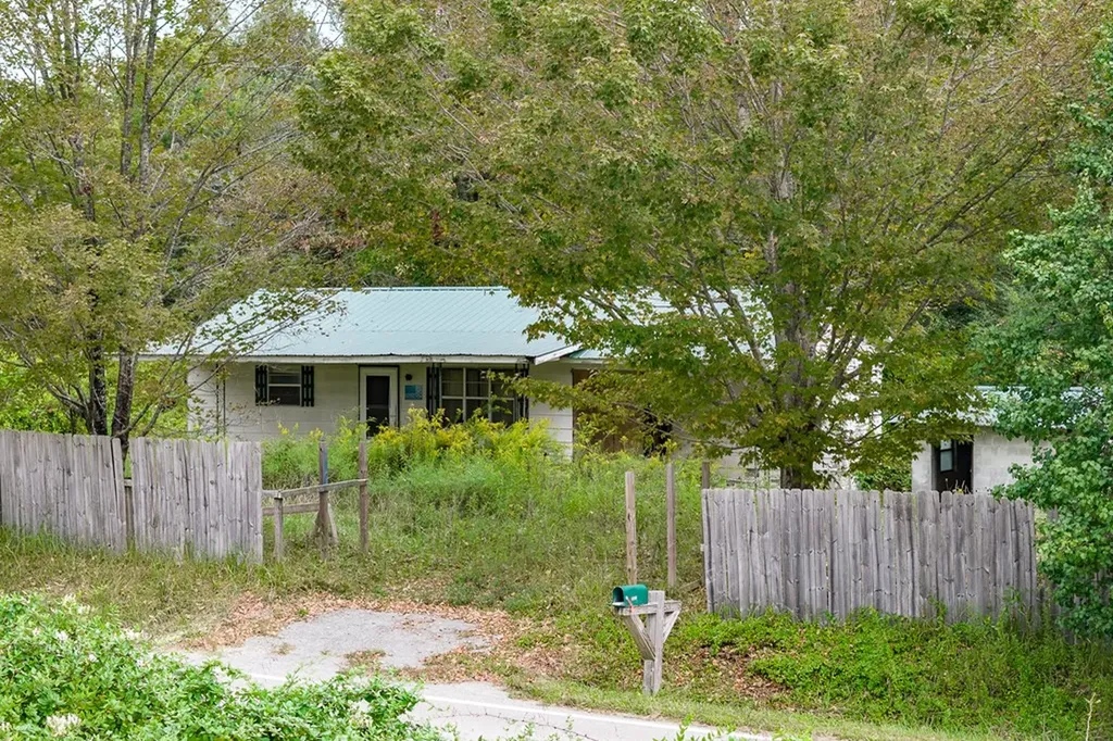 5530 Nashville Highway Deer Lodge TN 37726