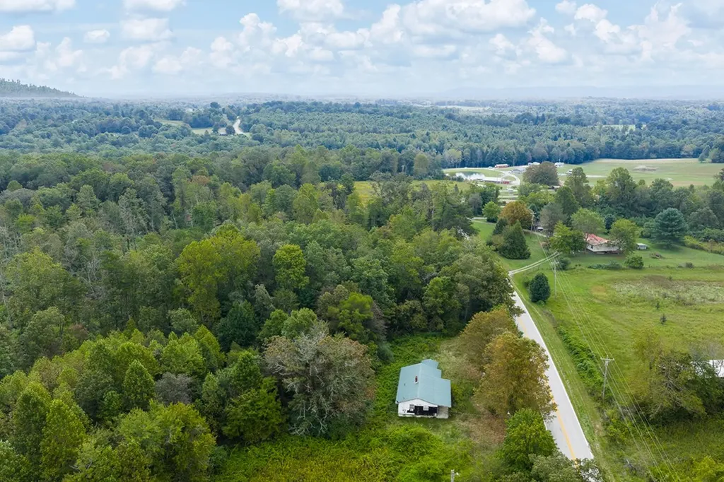 5530 Nashville Highway Deer Lodge TN 37726