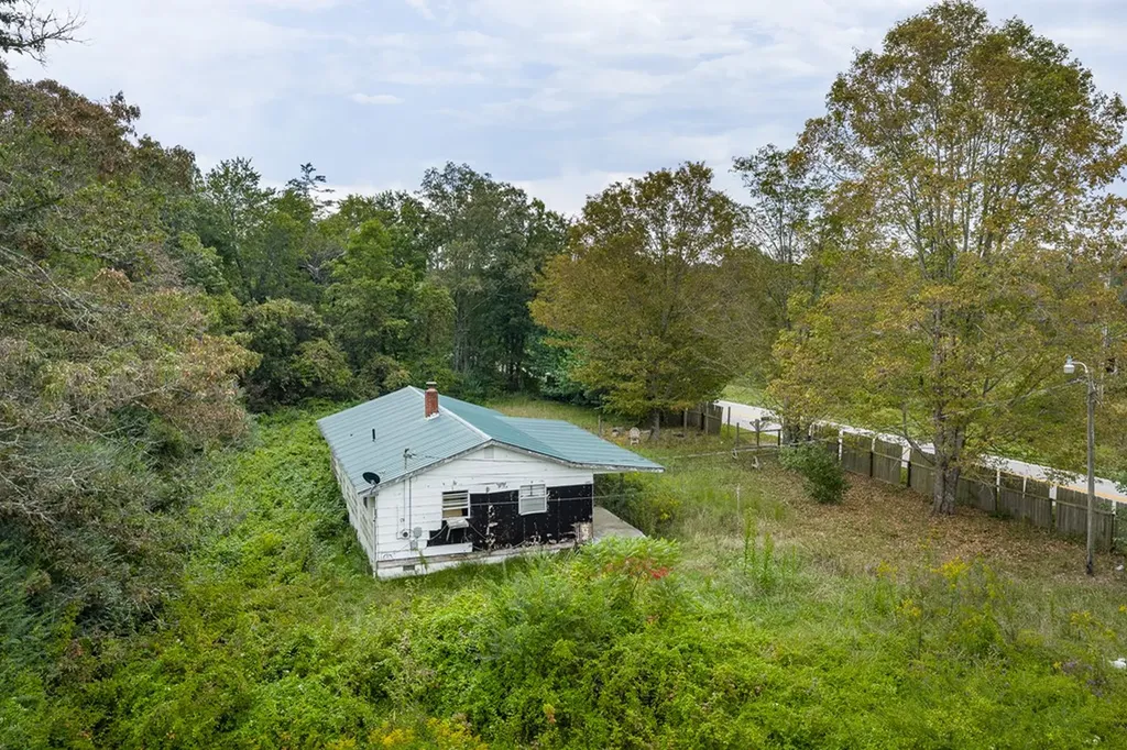 5530 Nashville Highway Deer Lodge TN 37726