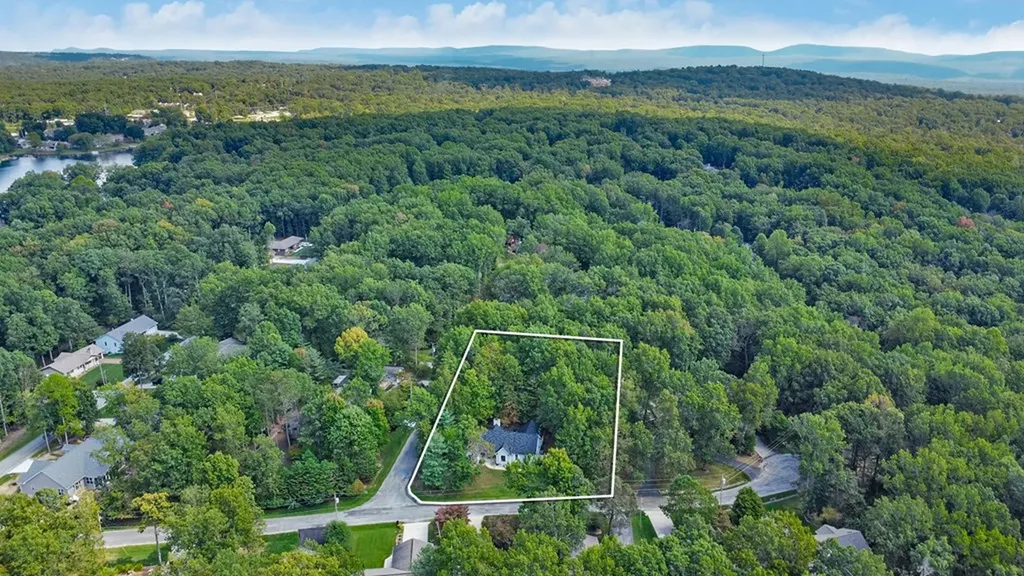 19 Trafalgar Lane Crossville TN 38558