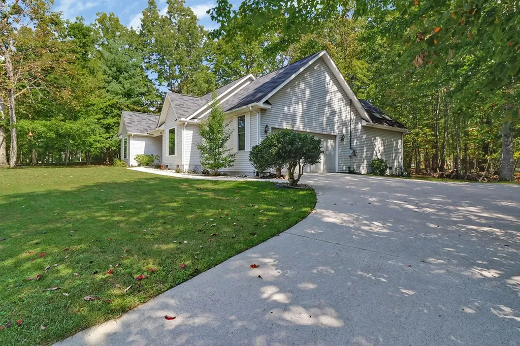 19 Trafalgar Lane Crossville TN 38558