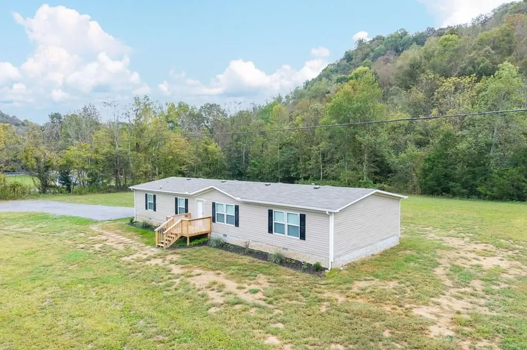 2211 Wartrace Highway Pleasant Shade TN 37145