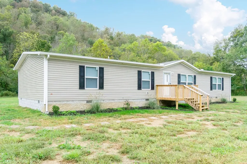 2211 Wartrace Highway Pleasant Shade TN 37145