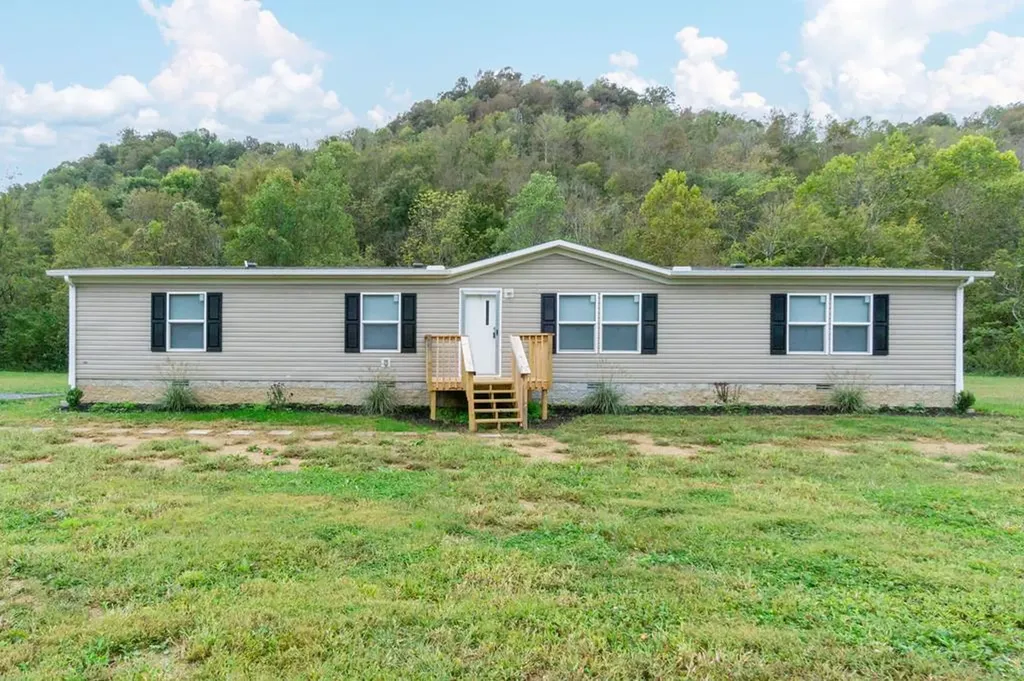 2211 Wartrace Highway Pleasant Shade TN 37145