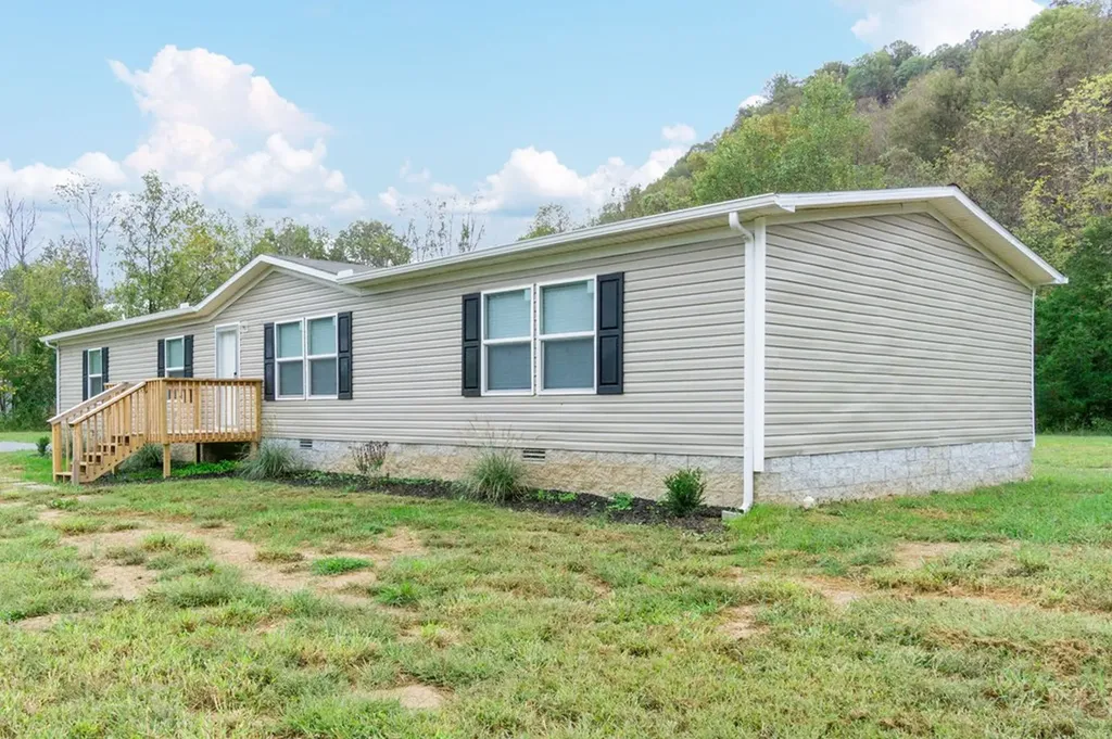 2211 Wartrace Highway Pleasant Shade TN 37145