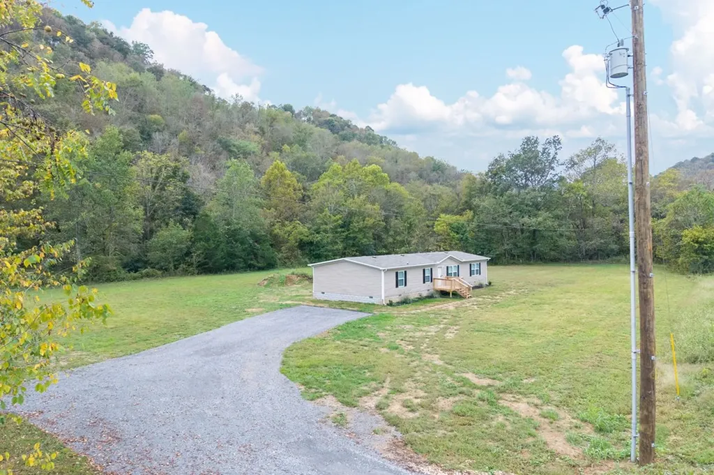 2211 Wartrace Highway Pleasant Shade TN 37145