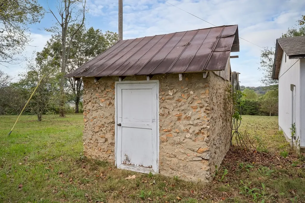 334 N Robin Hood Road Doyle TN 38559