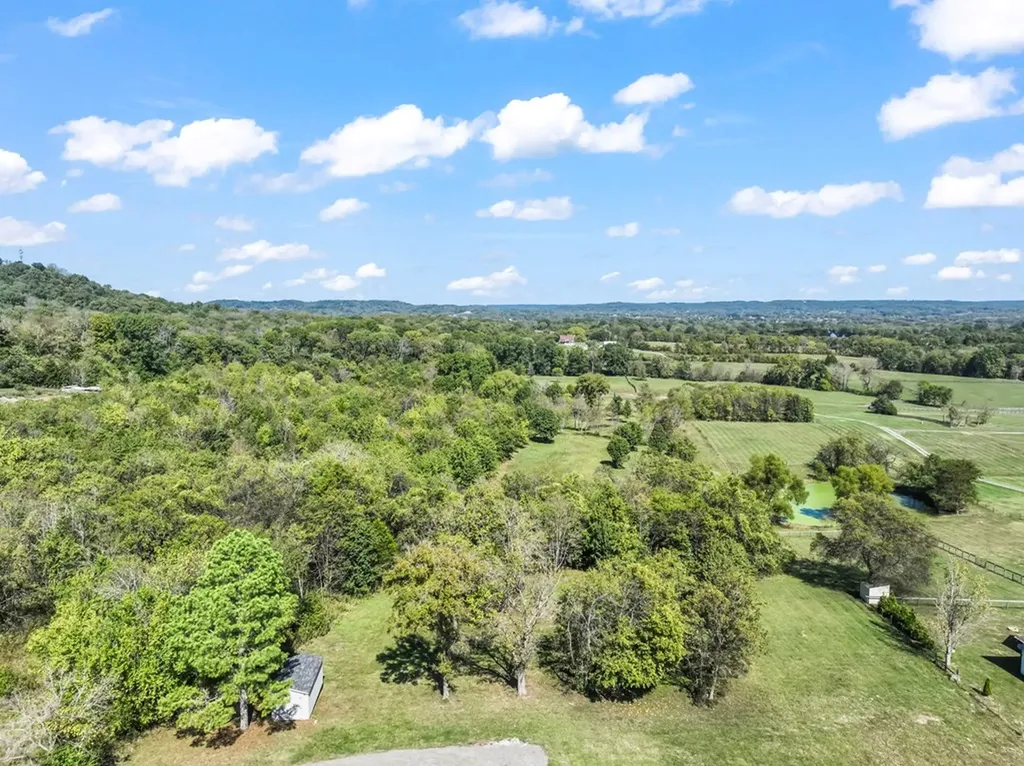 1670 Long Hollow Pike Gallatin TN 37066