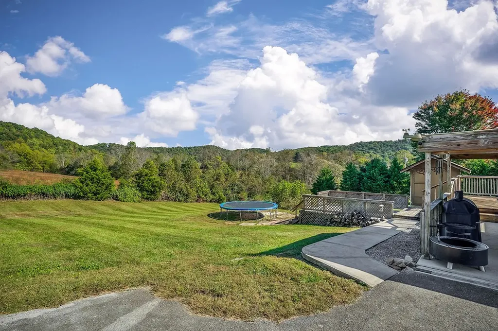 1945 Golden Mountain Road Sparta TN 38583