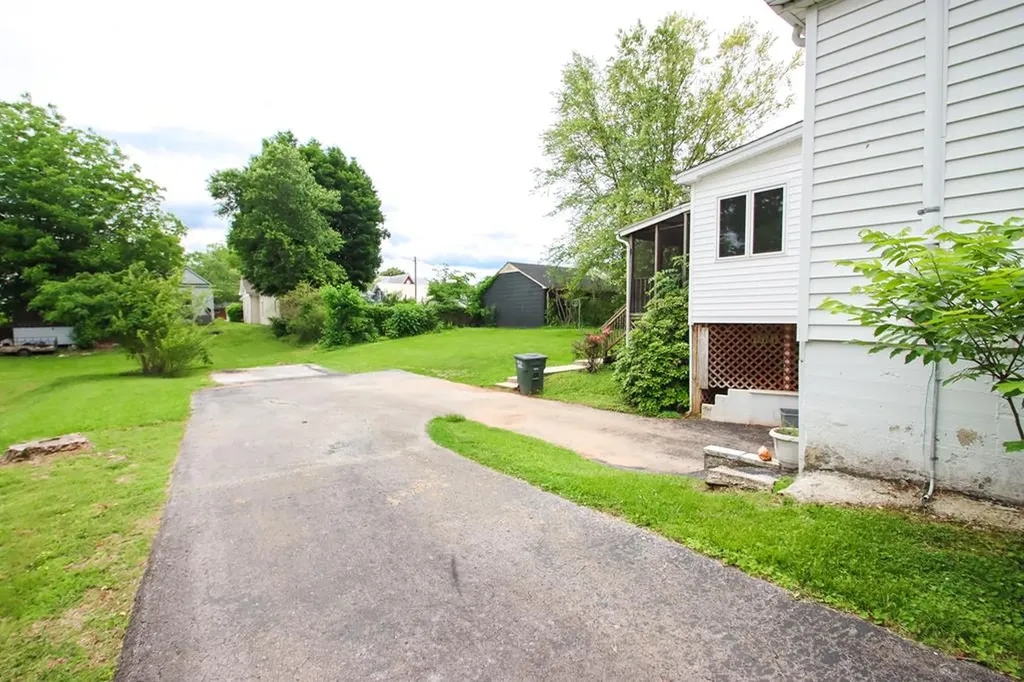 112 N Church Sparta TN 38583