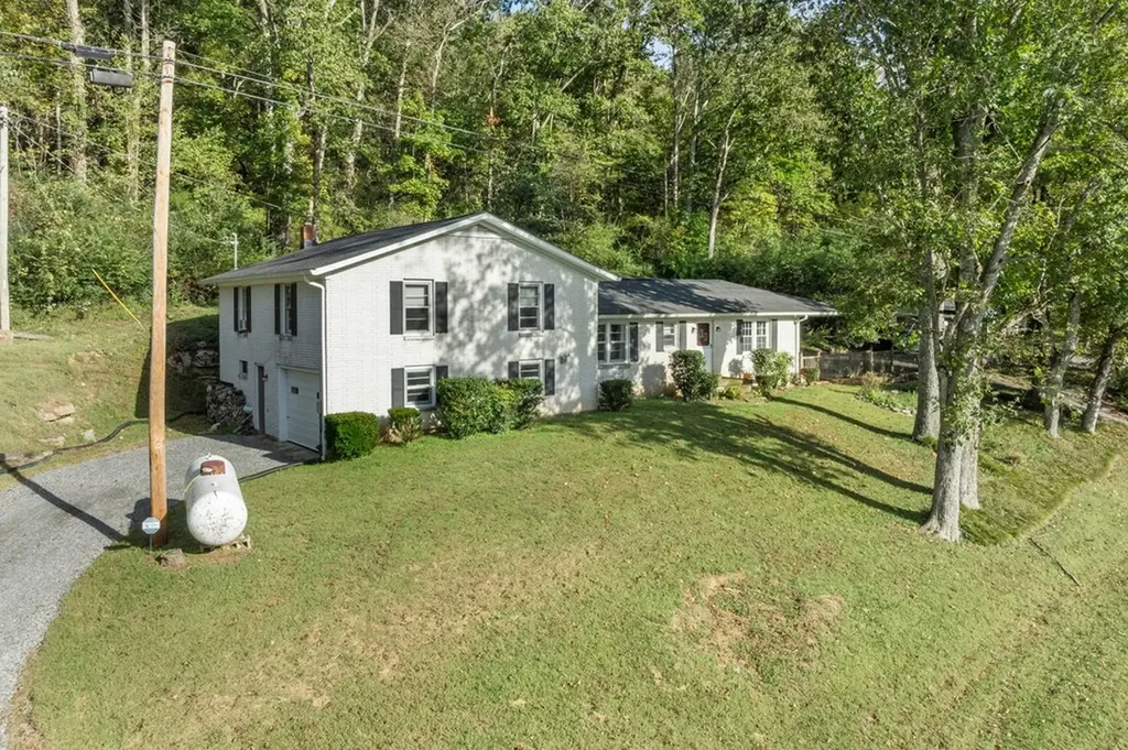 334 SW Wartrace Highway Pleasant Shade TN 37145