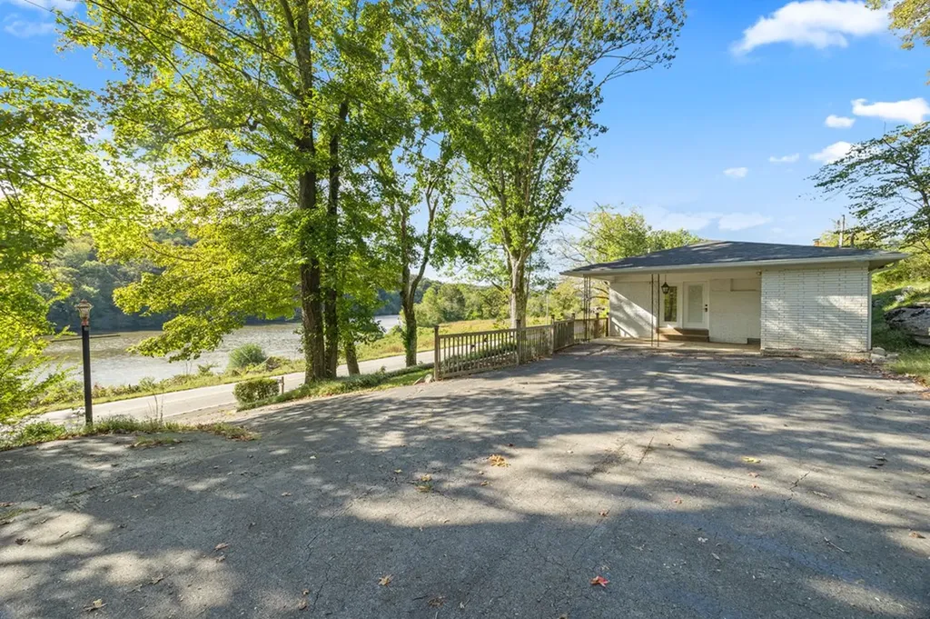 334 SW Wartrace Highway Pleasant Shade TN 37145