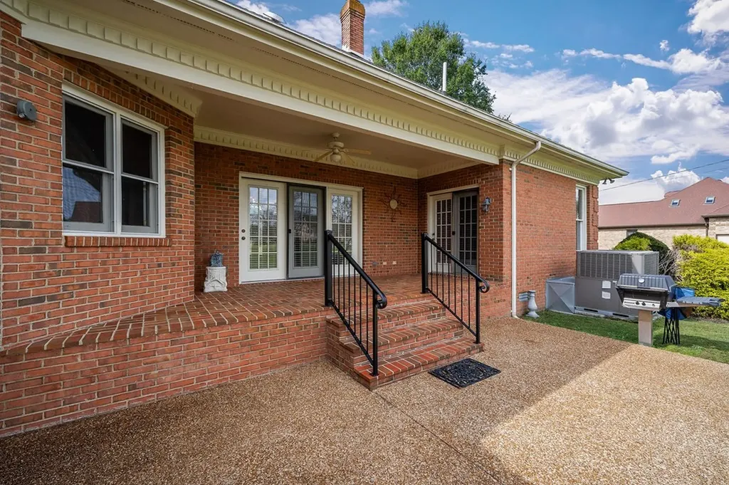 328 Riley Avenue Smithville TN 37166