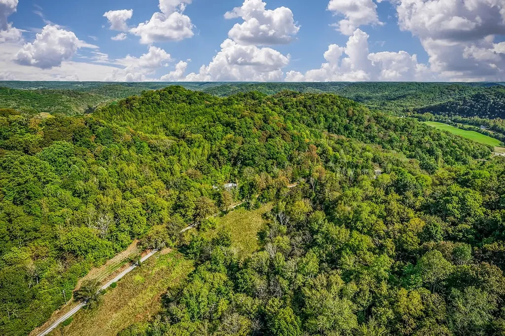 43 Moss Bend Lane Lancaster TN 38569