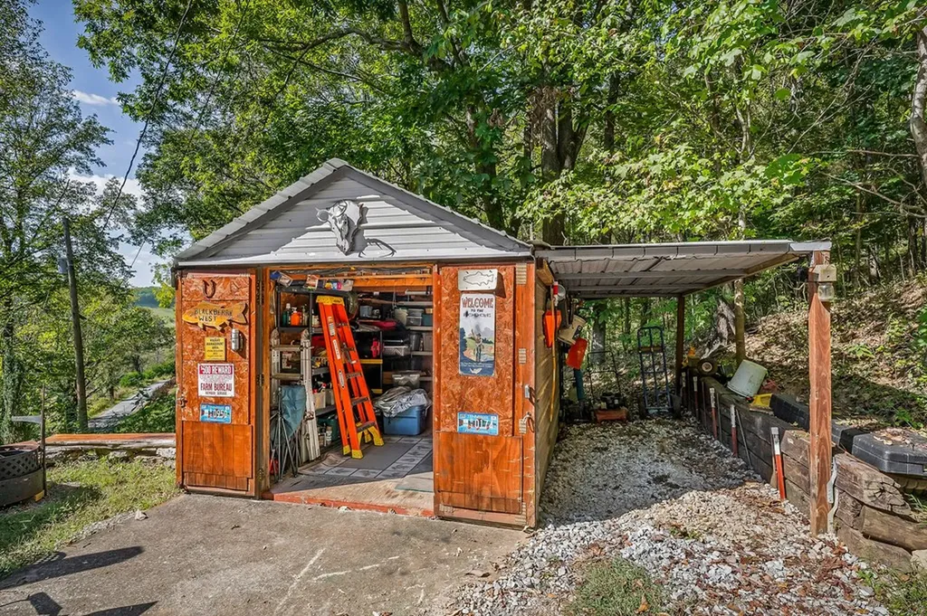 43 Moss Bend Lane Lancaster TN 38569