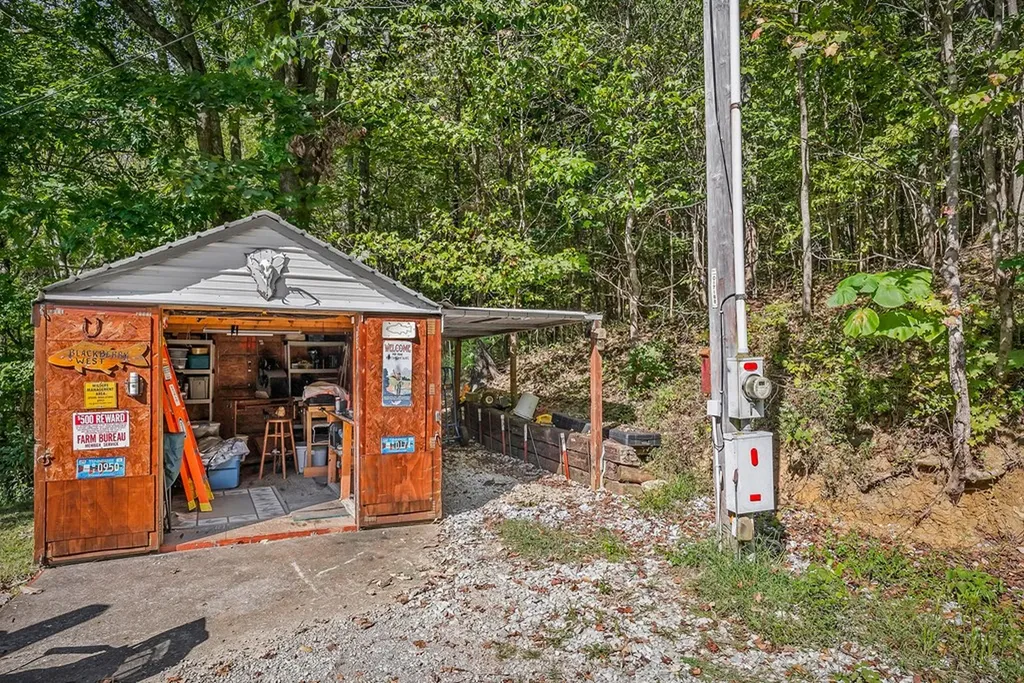 43 Moss Bend Lane Lancaster TN 38569