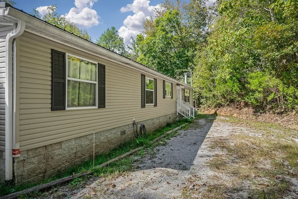 43 Moss Bend Lane Lancaster TN 38569