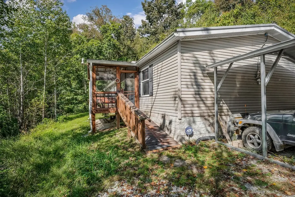 43 Moss Bend Lane Lancaster TN 38569