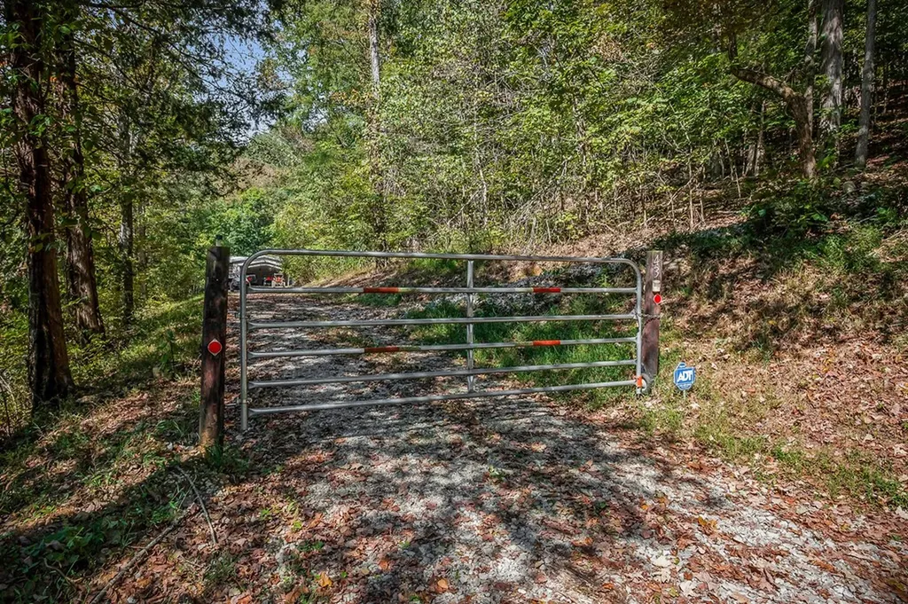 43 Moss Bend Lane Lancaster TN 38569