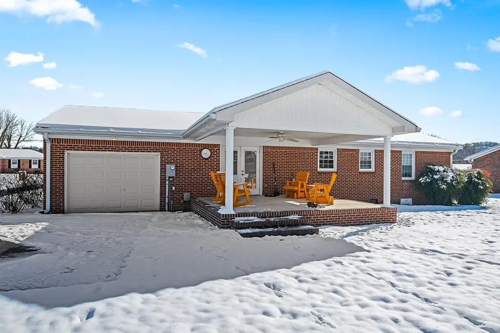 804 Breyer Street Celina TN 38551
