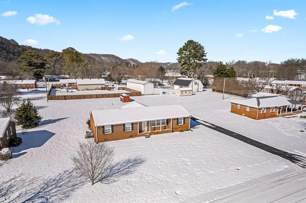 804 Breyer Street Celina TN 38551