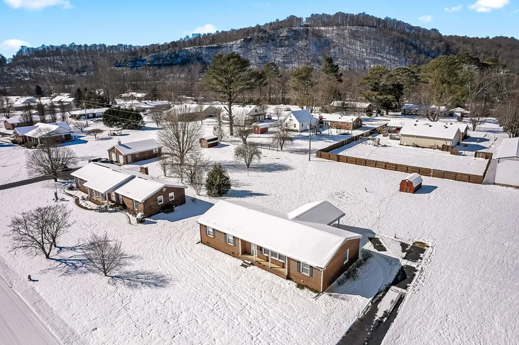 804 Breyer Street Celina TN 38551