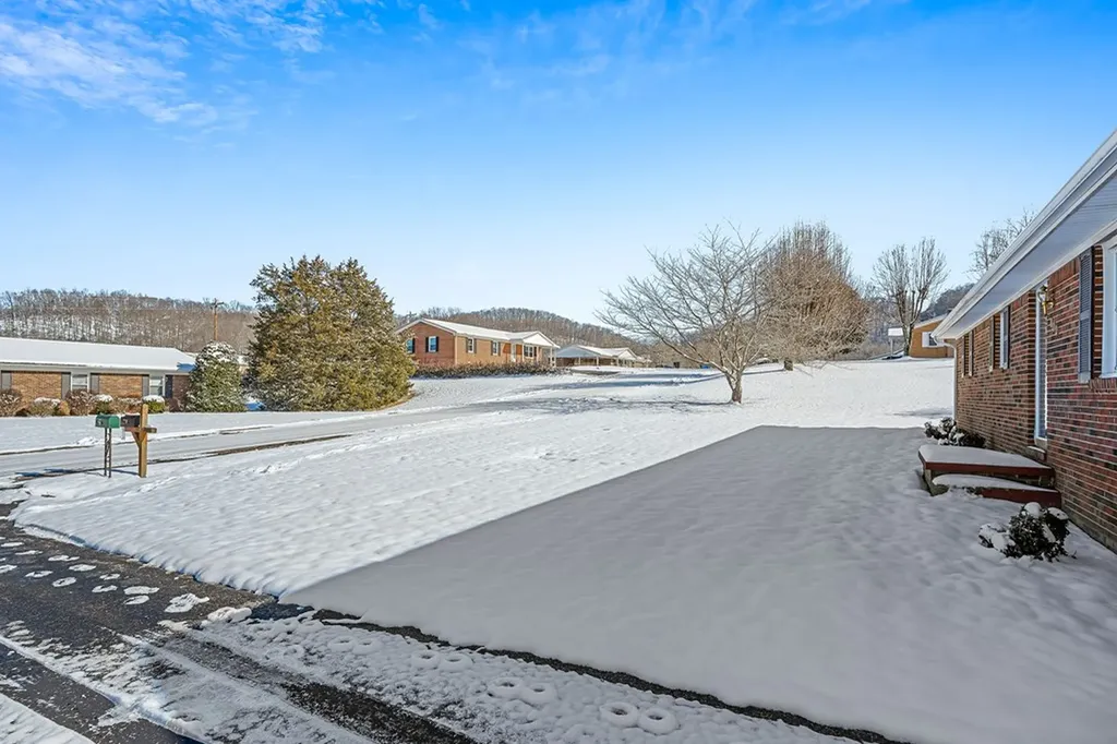 802 Riverside Circle Celina TN 38551