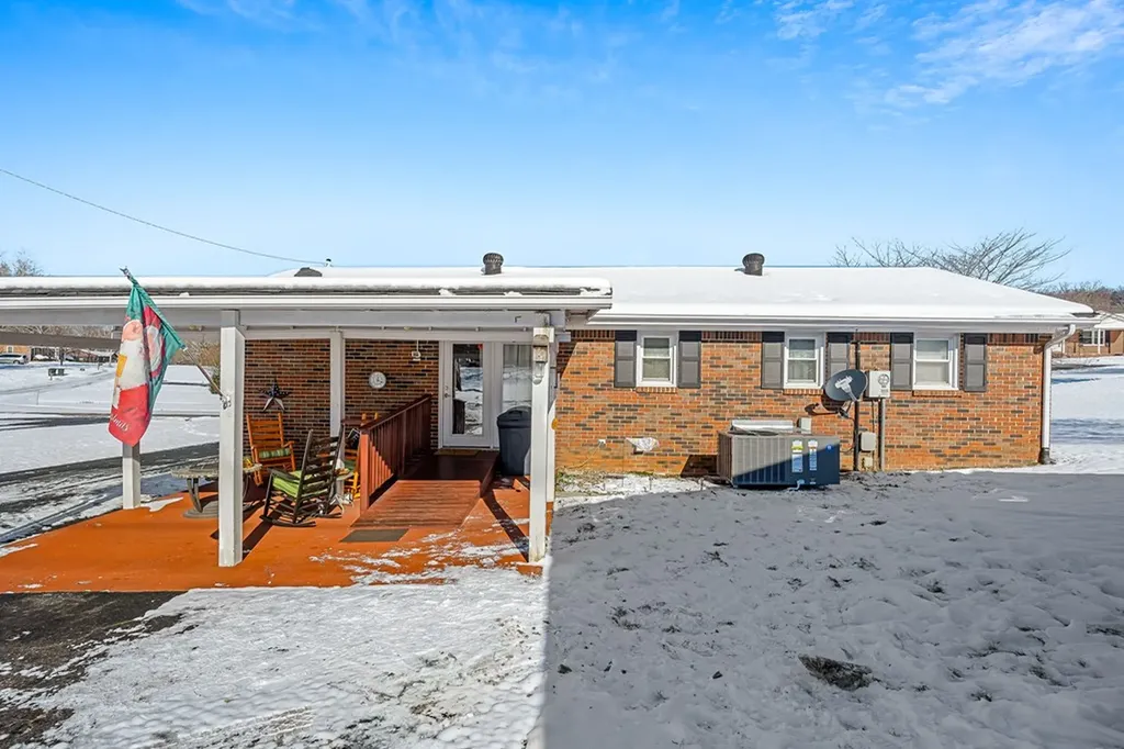 802 Riverside Circle Celina TN 38551