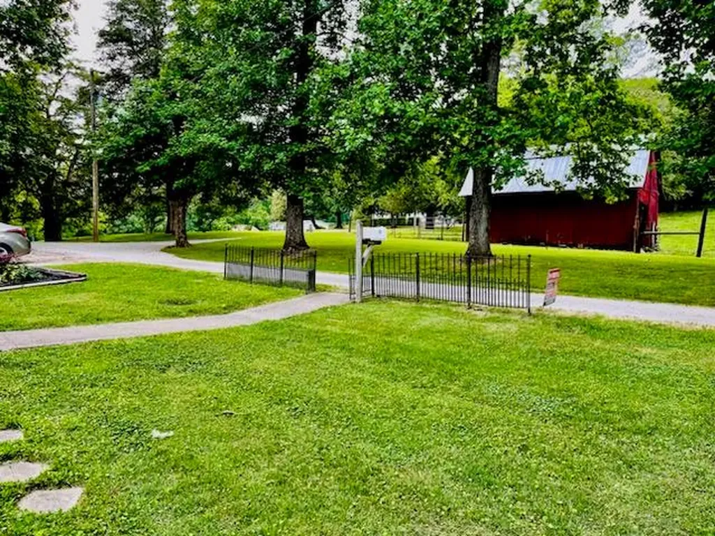 34 SE Lancaster Circle Lancaster TN 38569