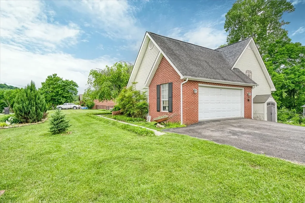 2439 Lake Pointe Drive Cookeville TN 38506