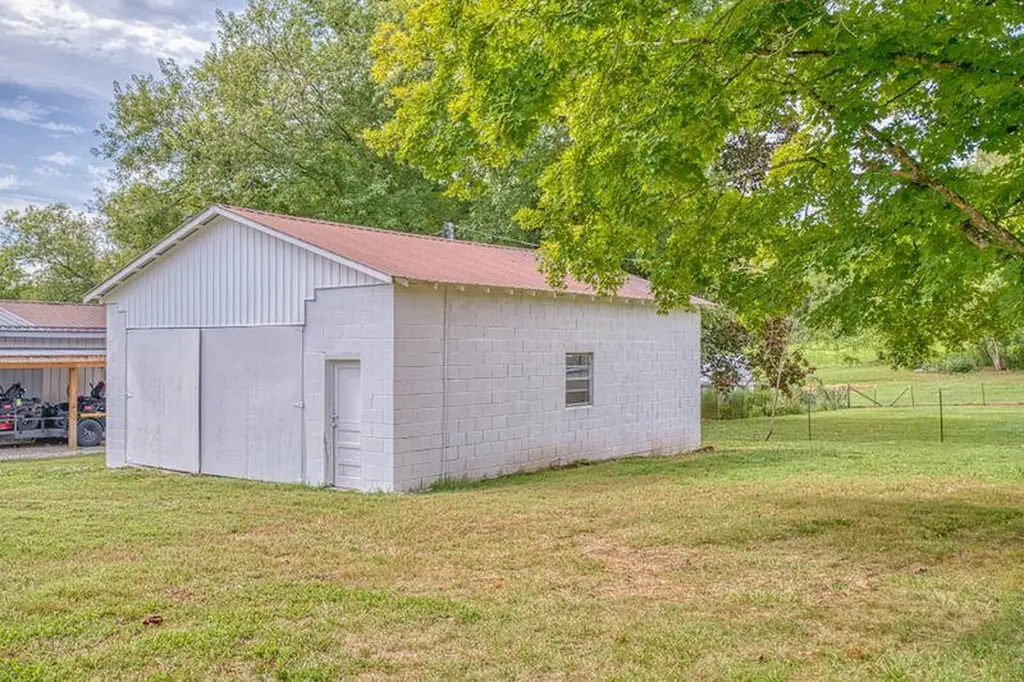 1004 Walnut Avenue Celina TN 38551