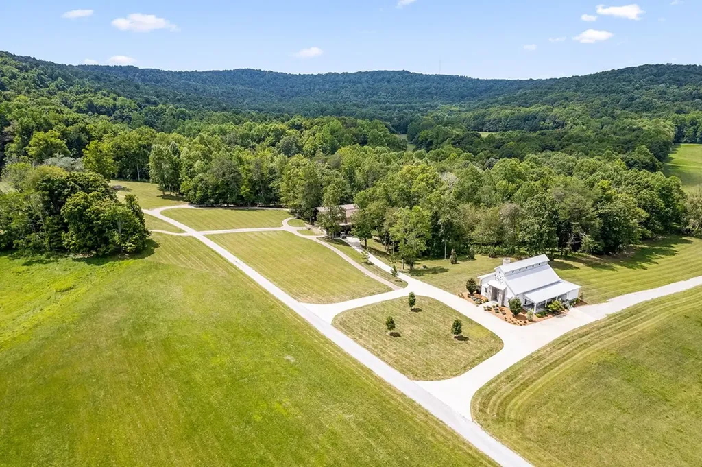 2641 2641 Stamps Shady Grove Road Monterey TN 38574