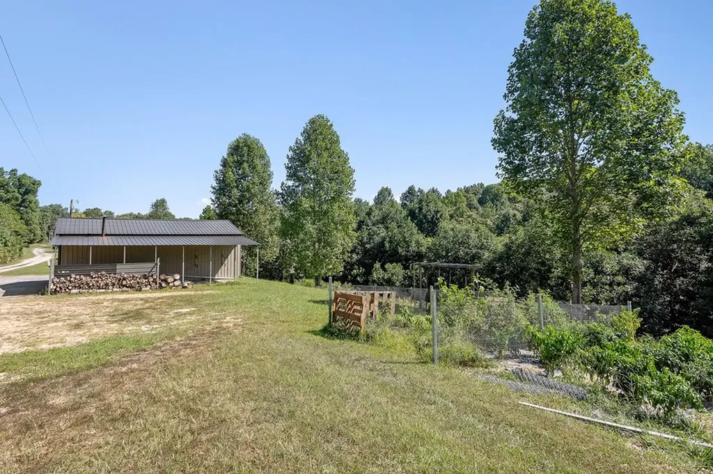 180 Twin Oak Lane Gainesboro TN 38562