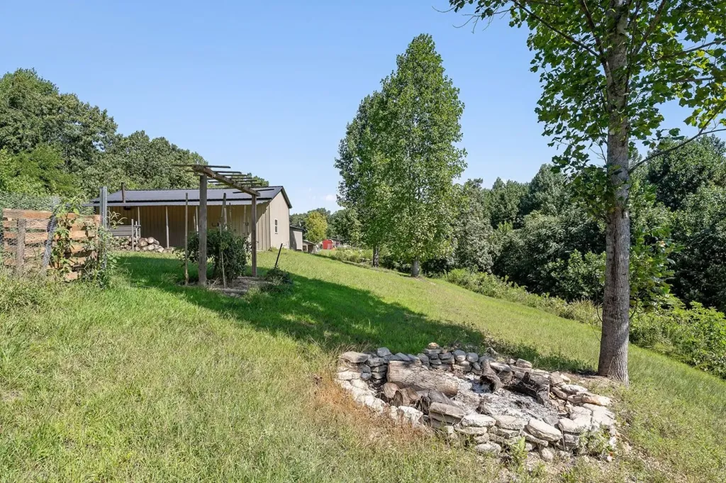 180 Twin Oak Lane Gainesboro TN 38562