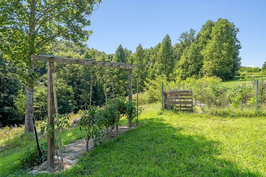 180 Twin Oak Lane Gainesboro TN 38562