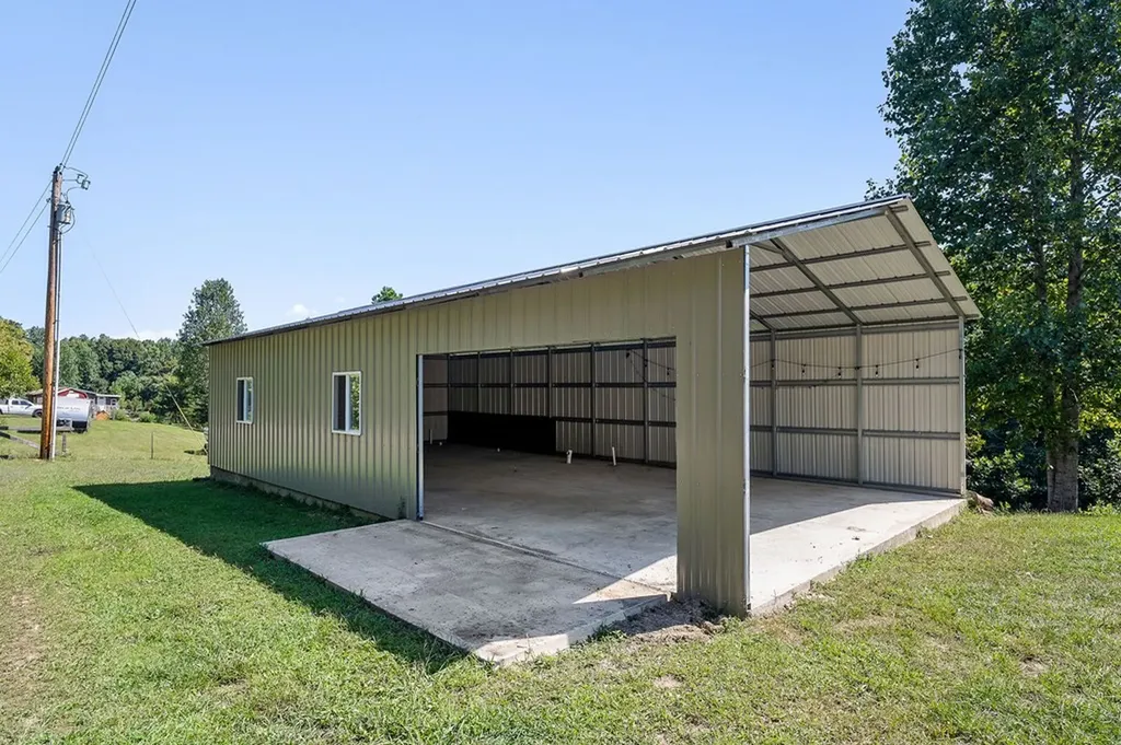 180 Twin Oak Lane Gainesboro TN 38562