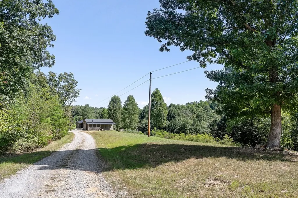 180 Twin Oak Lane Gainesboro TN 38562