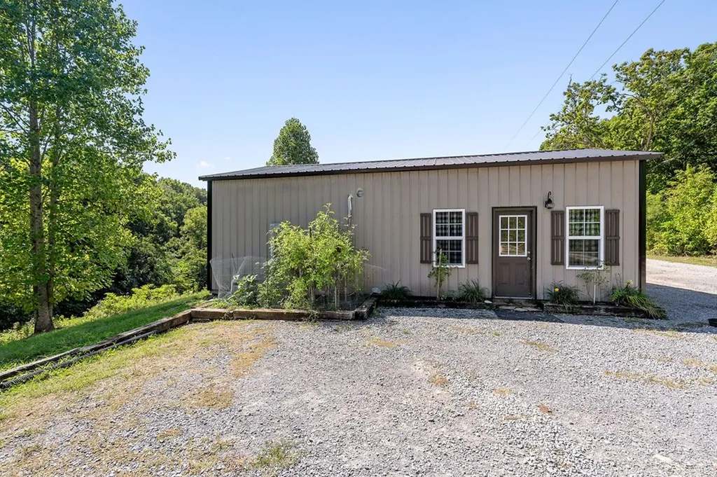 180 Twin Oak Lane Gainesboro TN 38562